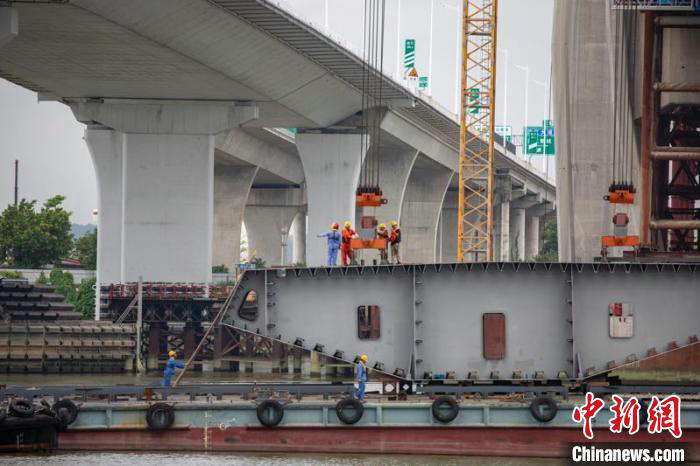 廣州南沙港鐵路跨西江斜拉橋順利合龍。廣鐵集團供圖