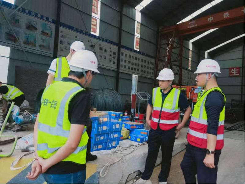 中鐵建重慶軌道交通15號(hào)線(xiàn)二期總承包部16標(biāo)項(xiàng)目部中梁山隧道進(jìn)口鋼筋加工車(chē)間大干促洞通